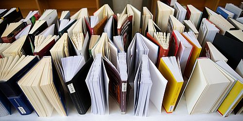 Aufgefächerte nasse Bücher beim Trocknen