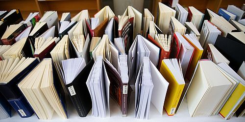 Aufgefächerte nasse Bücher beim Trocknen