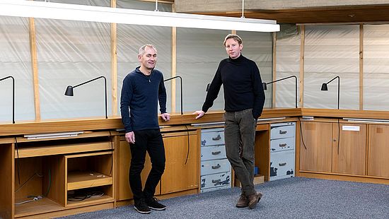 Andreas Bitterli (links) und Gerrit Sell (rechts) auf der Baustelle im ersten Stock der UB Hauptbibliothek
