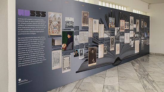 Ausstellungswand im Treppenhaus der UB Hauptbibliothek