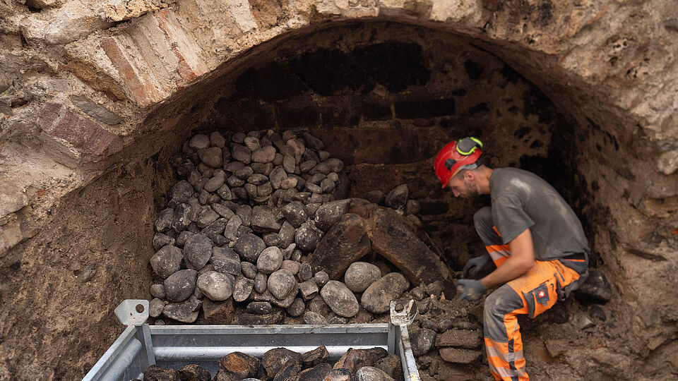 Blick in die Warmluftheizung: Die Steinpackung diente als Wärmespeicher. Foto: José Cano Correa, Archäologische Bodenforschung Basel-Stadt.
