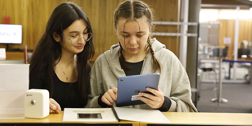 Schüler*innen bei einer Führung