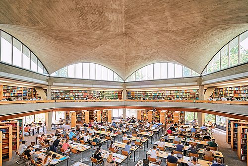 Der grosse Lesesaal der Universitätsbibliothek Basel im Jahr 2017.