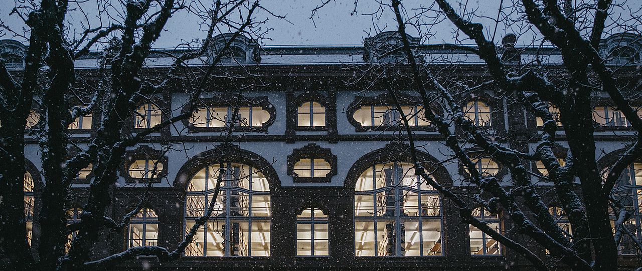 UB Hauptbibliothek Aussenansicht im Winter