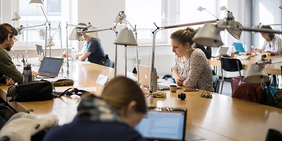 Studierende am lernen