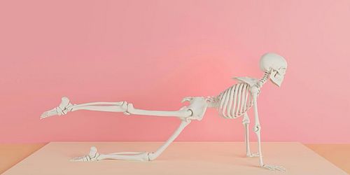 Skelett macht Rückenübung