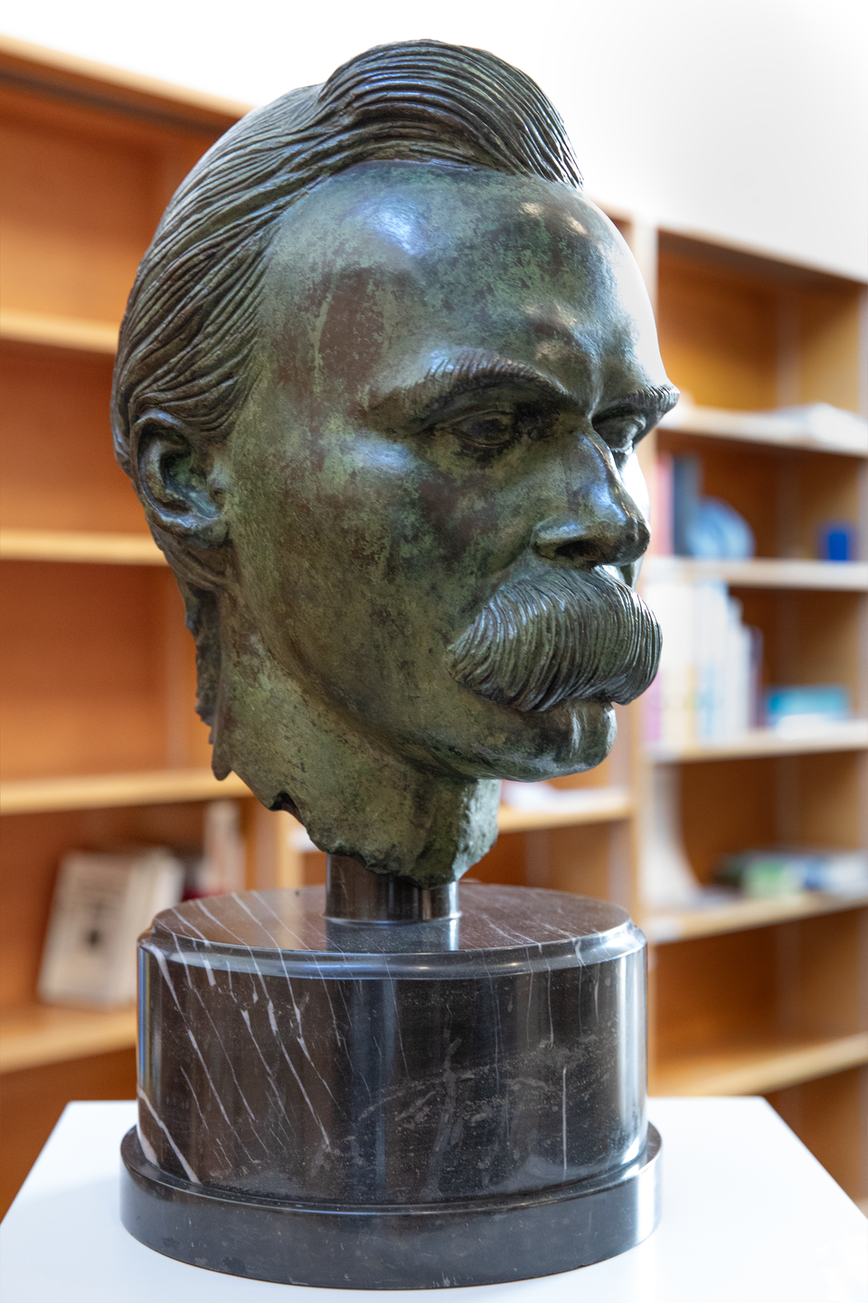 Nietzsche Büste in der UB