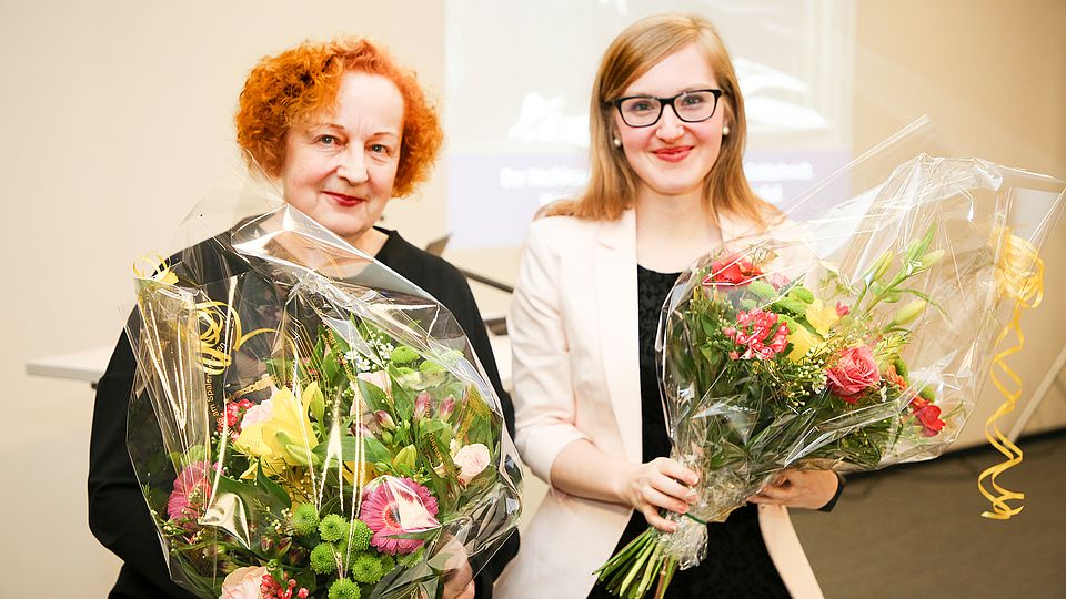 Barbara Schellewald (links) und Vanessa Vogler (rechts) an der Eröffnung ihrer Ausstellung über Adolph Goldschmidt an der UB Basel, 24. Januar 2020.