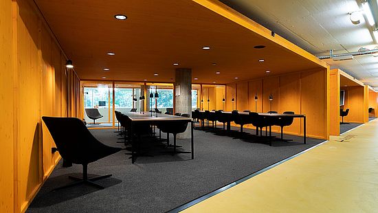 U1/1 mit langen Tischen