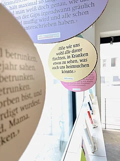 Schaufenster der UB Medizin zum Thema "Medical Humanities"