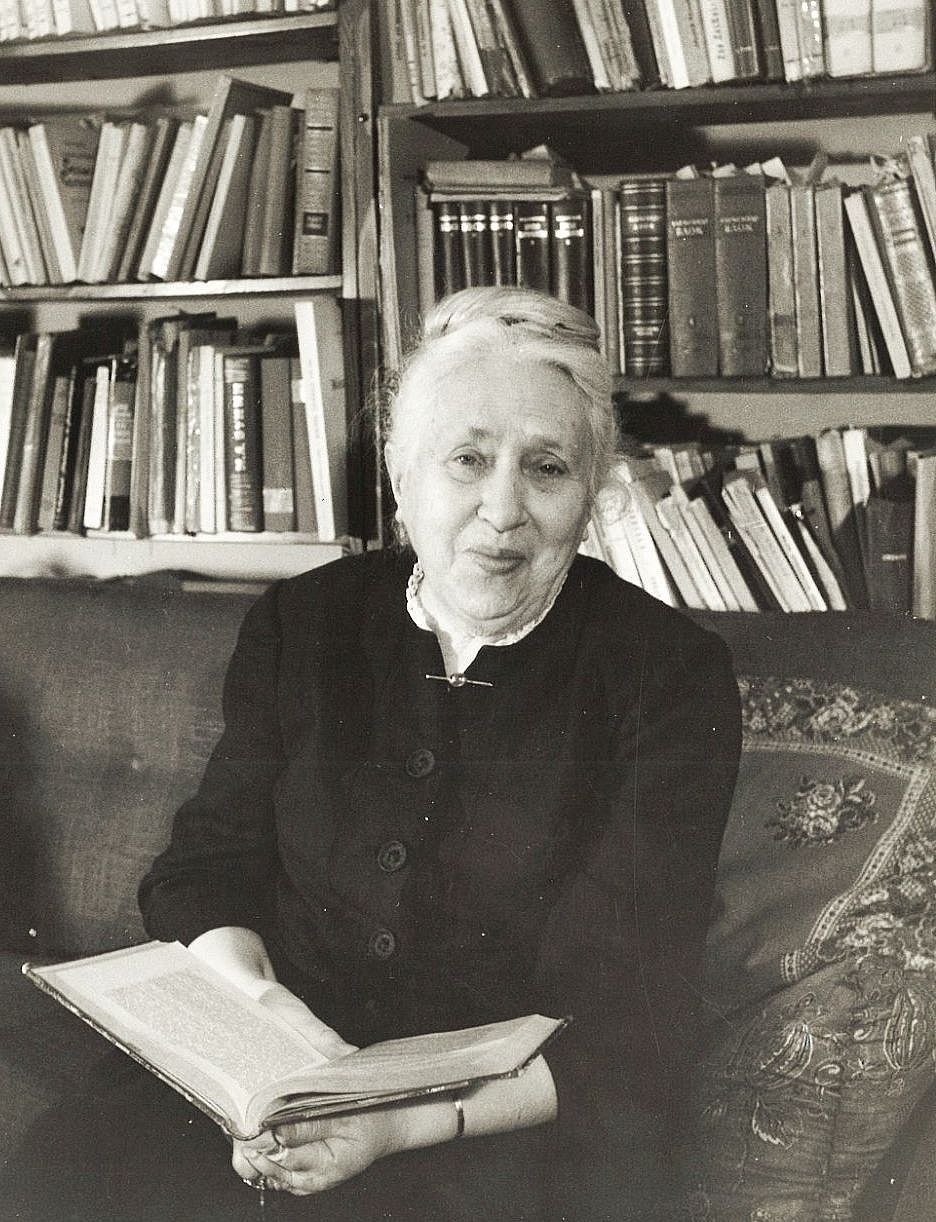 Elsa Mahler in her study (ca. 1962) 