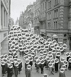 Fotografie von Hans Bertolf (1907–1976). Collagen von Thi My Lien Nguyen und Simon Tanner