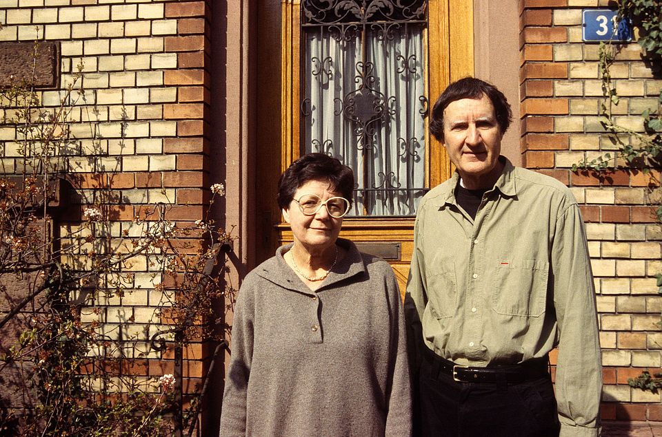 Annemarie und Lucius Burckhardt vor ihrem Haus im Gellert-Quartier.
