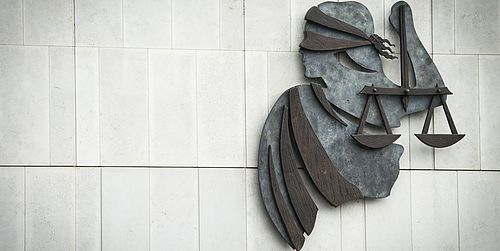 Moderne Wandskulptur der Justitia mit Augenbinde und Waage