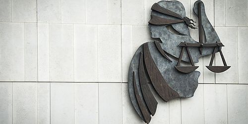 Moderne Wandskulptur der Justitia mit Augenbinde und Waage