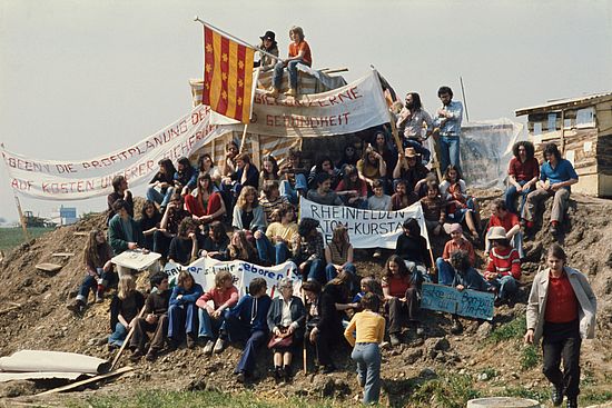 Besetzer mit Transparenten auf dem besetzten AKW Gelände in Kaiseraugst, Mai 1975.