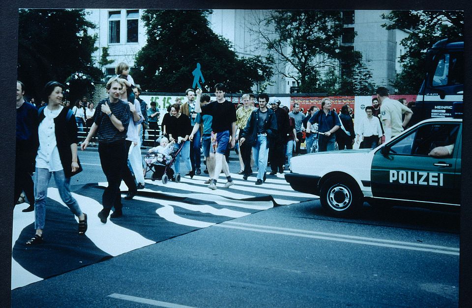 Mit Studierenden inszeniert er 1993 in Kassel die Aktion «das Zebra streifen». 