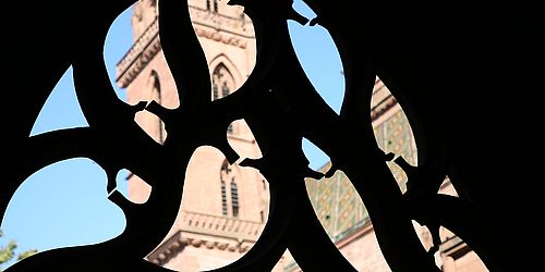 Münster durch gotisches Fenster