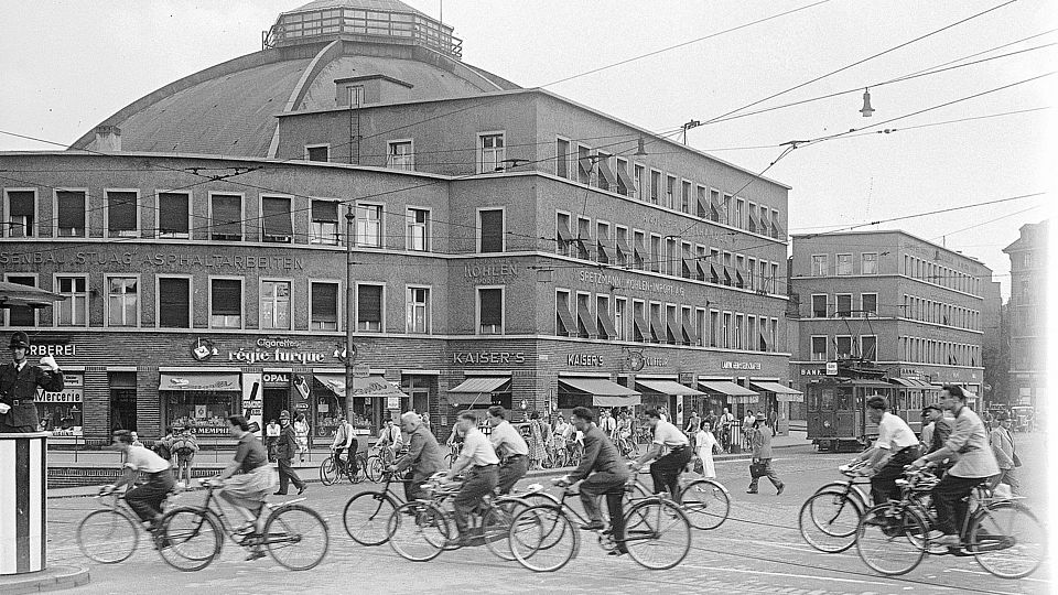 Historisches Foto von Fahraddfahrern vor der Markthalle