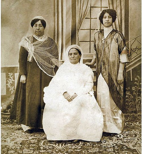 Einzigartige historische Bilddokumente aus dem Mittleren Osten: Frauen der afghanischen Königsfamilie in traditioneller Kleidung, um 1910.