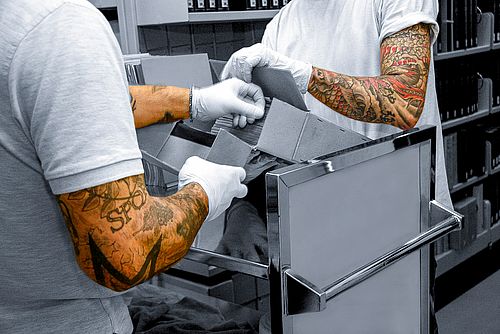 Mit Fingerspitzengefühl und Handschuh: Magazinarbeit in der UB. © Universitätsbibliothek Basel