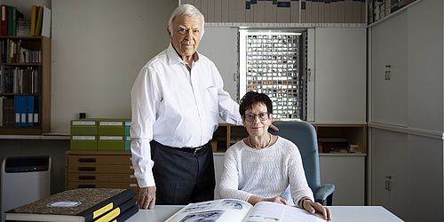 Paul und Veronika Bucherer-Dietschi im Fotoarchiv der Bibliotheca Afghanica in Bubendorf im Frühjahr 2023