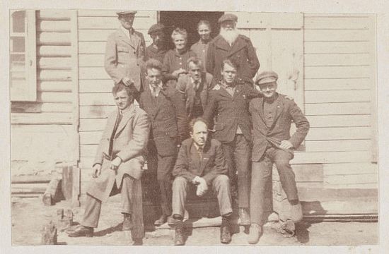 Fritz Platten mit Genossenschafter*innen in Nowa Lawa (Russland), 1920er.