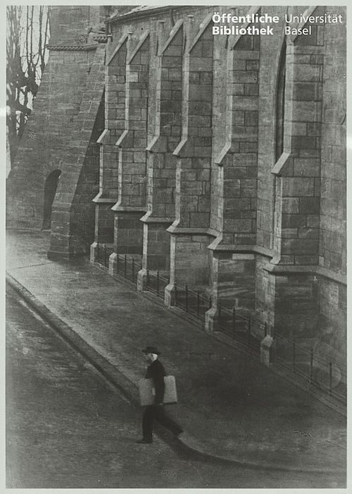 Jacob Burckhardt (1818–1897) vor dem Basler Münster, 1878. 